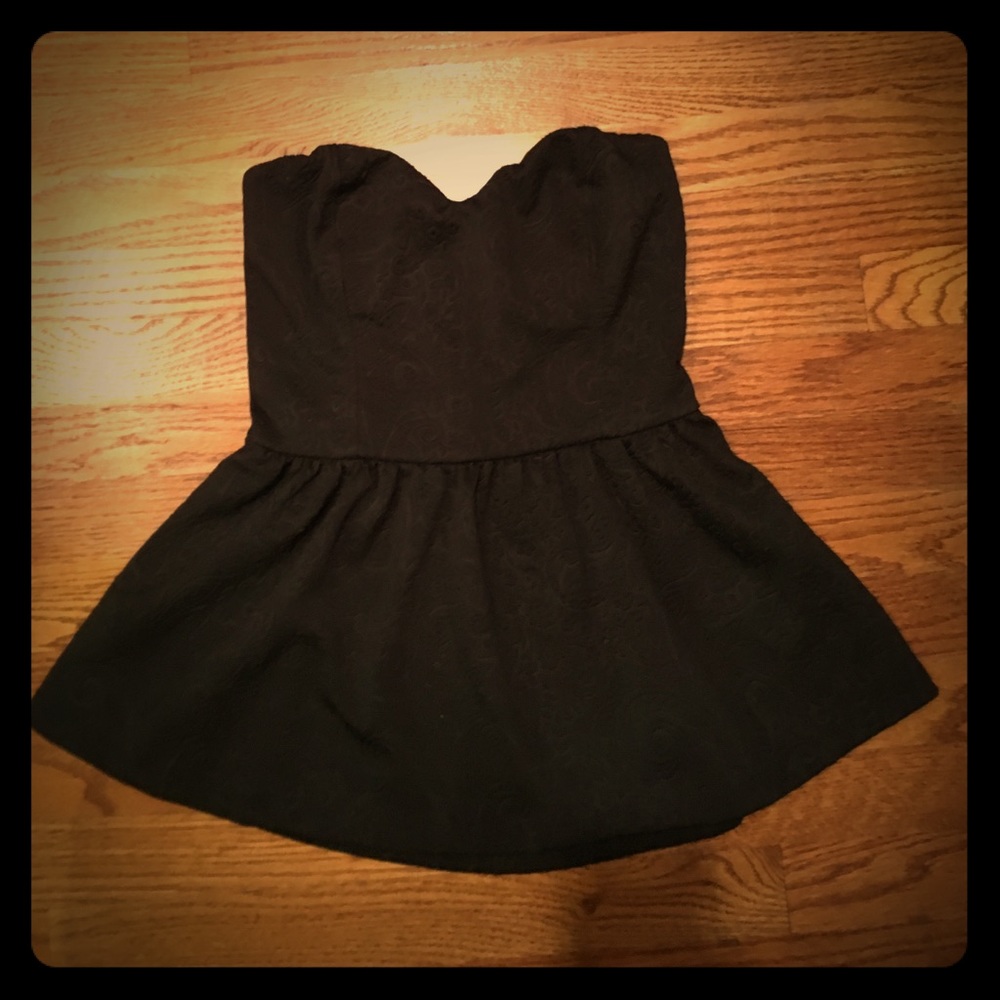 Sleeveless black crop top
