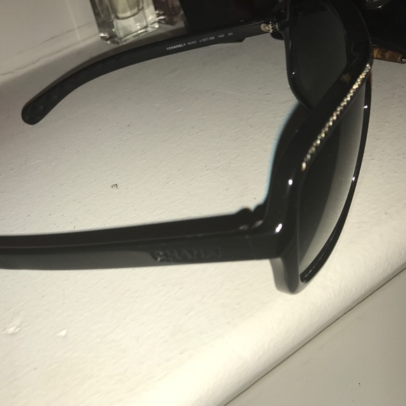 Authentic Chanel sunglasses with new case - Picture 2 of 4