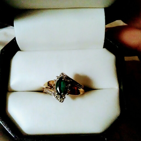 ✨Diamond and Emerald ring 10k gold✨ - Picture 2 of 6