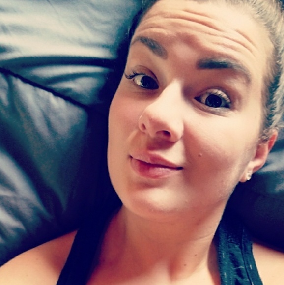 Meet your Posher, Alyssa - Picture 2 of 3