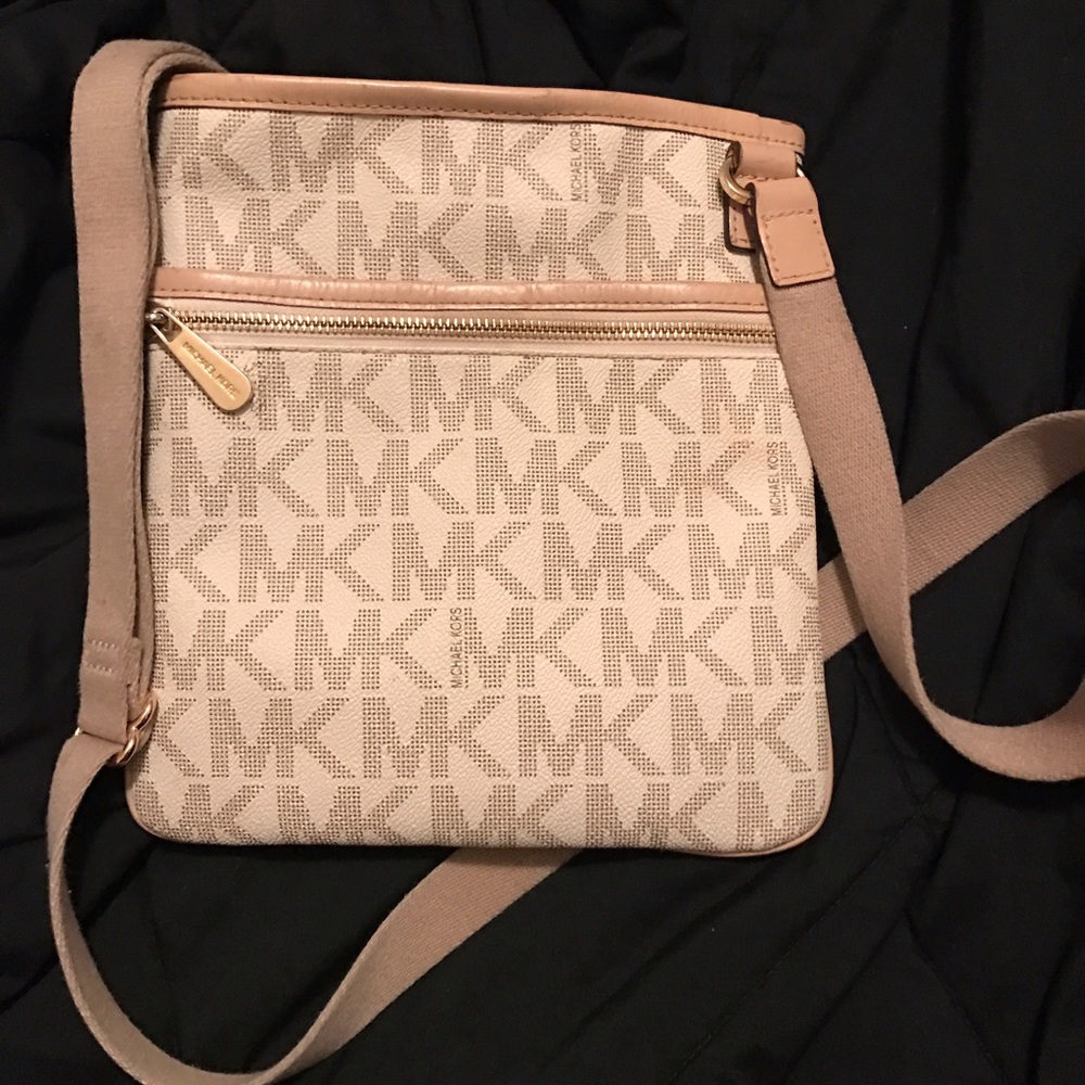 MUST GO. Michael Kors Jet Set Crossbody