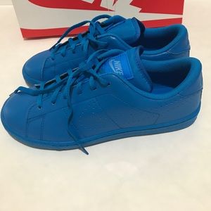 NIKE BOYS SIZE 7Y US/ 39EU, 6Y US/38EU