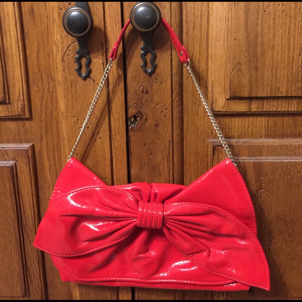 ⭐️ 4 for $8 ⭐️ Shiny red bow / ribbon clutch