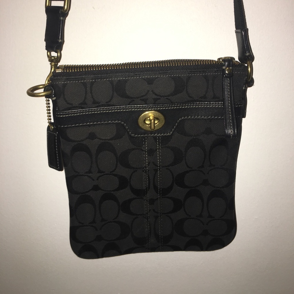 Coach turnlock swingpack