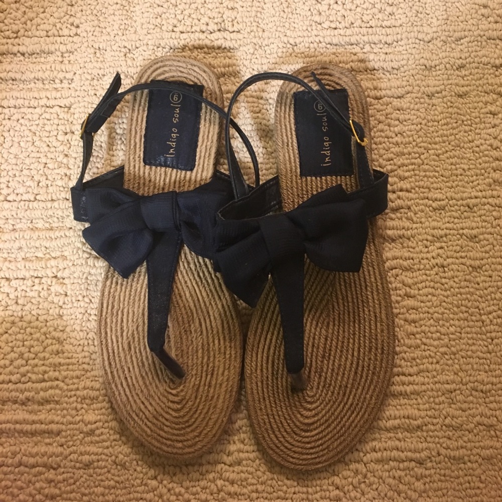 Navy sandals with a bow