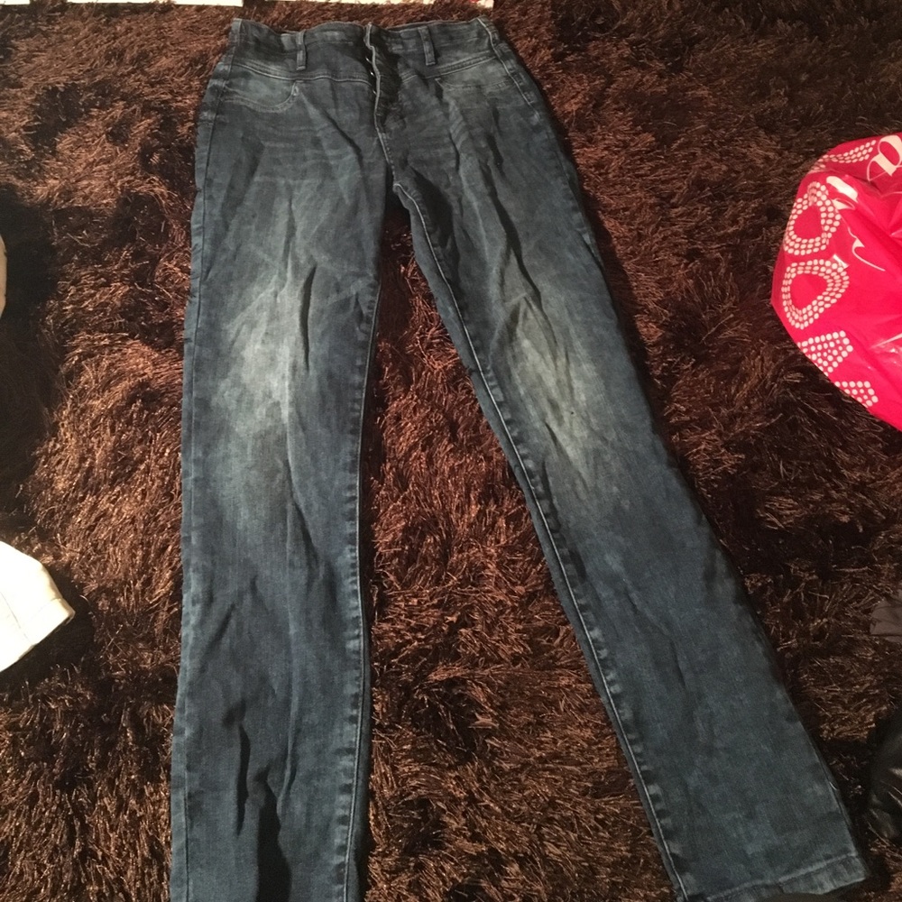 Skinny jeans with slight denim wash. High waisted!