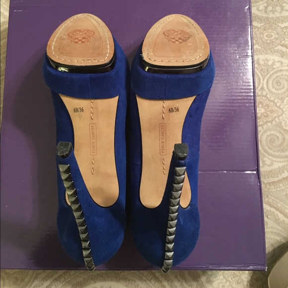 Vincent Camuto Blue Suede studded heel pump - Picture 4 of 4