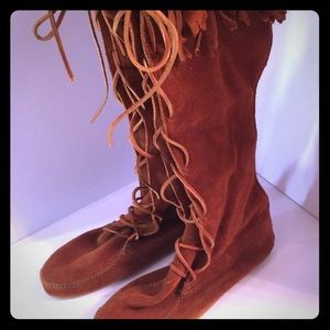 Minnetonka Moccasin Boot Size 10 Genuine Suede