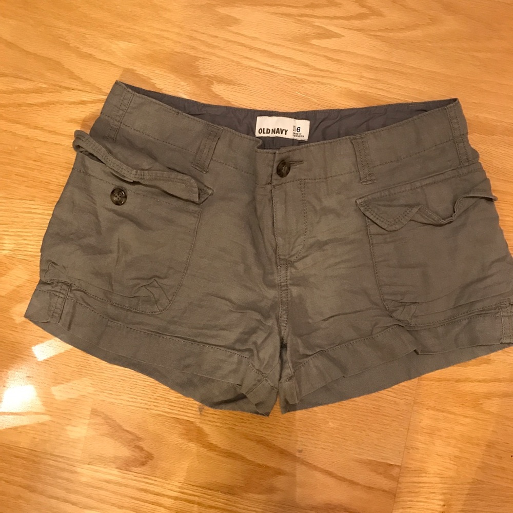 Old Navy women's olive cargo shorts, Size 6