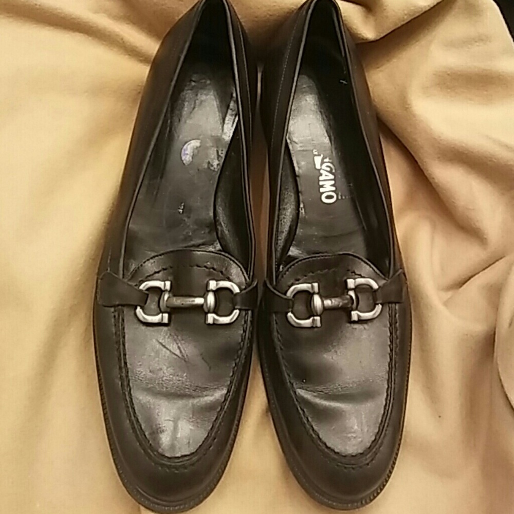 Ferragamo lblack leather loafers  size 9 1/2. 2A