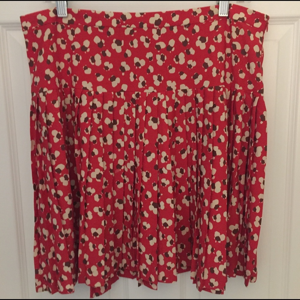 Red print skirt with small pleats