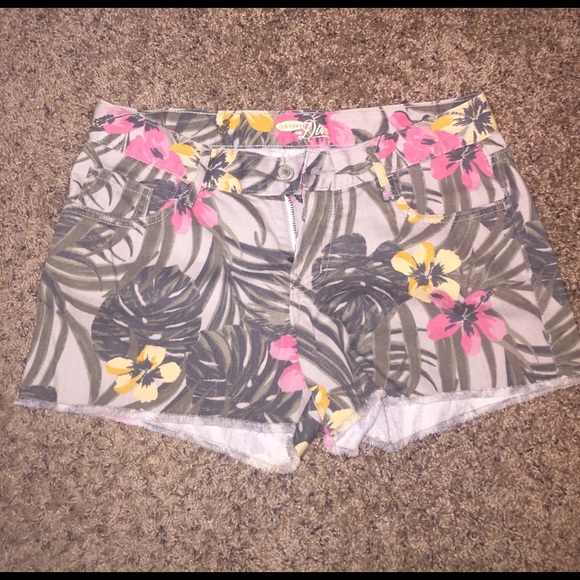 Old Navy Pants - Bahama-print flora shorts