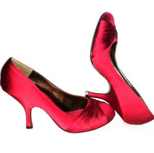New Vixen Red Satin Pin-Up Girl 50s-Style Pumps