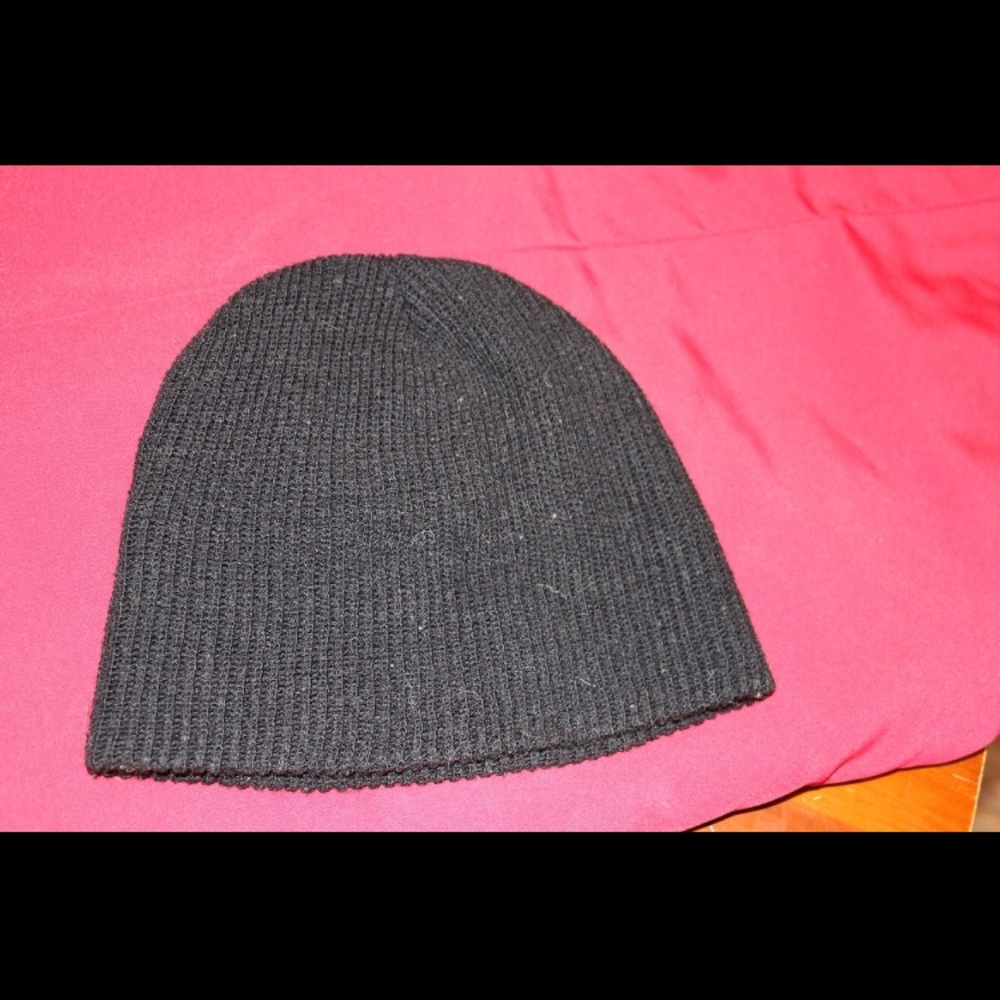 Stretchy black beanie