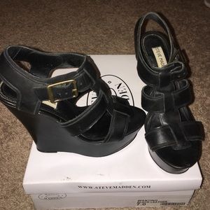 Steve Madden black wedges