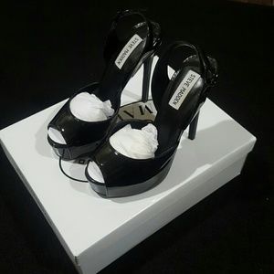 STEVE MADDEN Patent Peep Toe Platform Pump