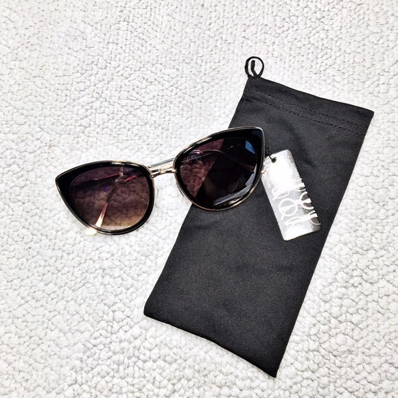 💕HP💕Cat Eye Sunnies Black/Gold frames black lens - Picture 2 of 4