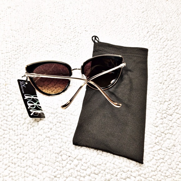 💕HP💕Cat Eye Sunnies Black/Gold frames black lens - Picture 3 of 4