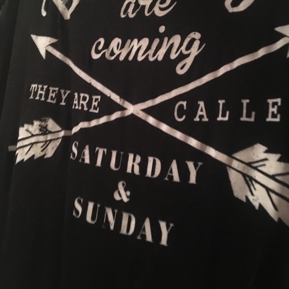 Black flows tee