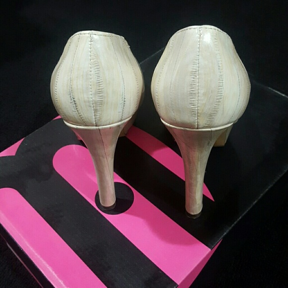 MICHAEL ANTONIO Natural Platform Pump - Picture 4 of 5