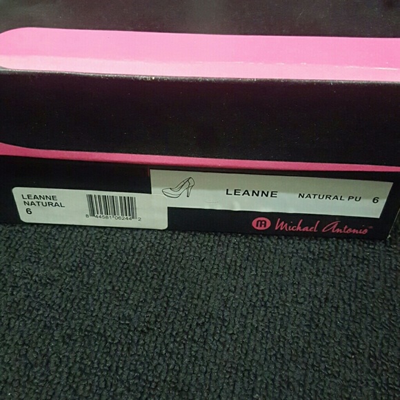 MICHAEL ANTONIO Natural Platform Pump - Picture 5 of 5