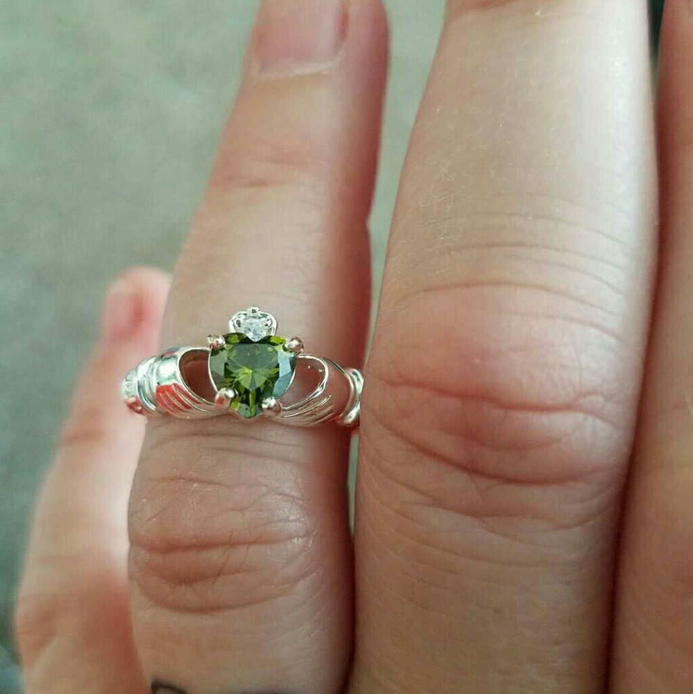 Sz 7 Peridot Claddagh Ring