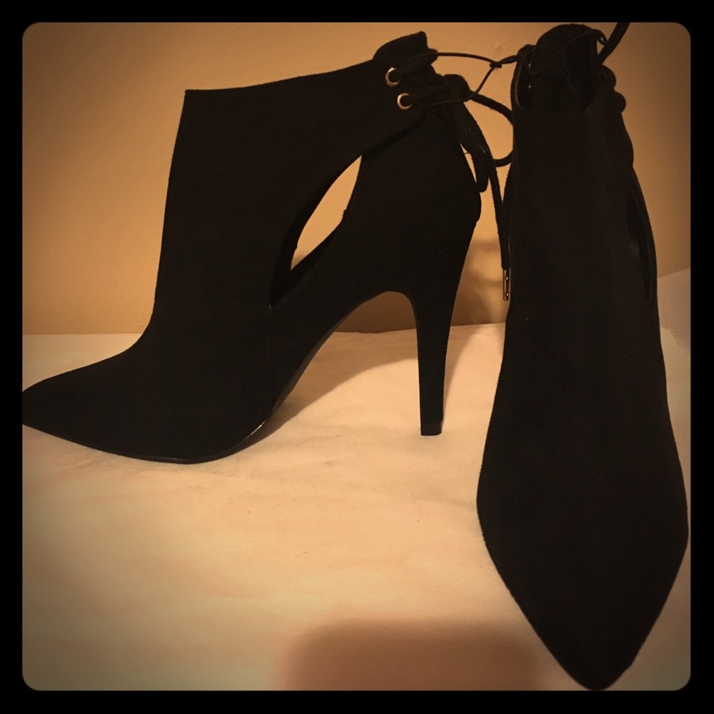 Cute New Black Faux Leather/Suede Bootie