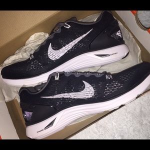NEW Nike Women's Lunarglide + 5 black/dark g/w