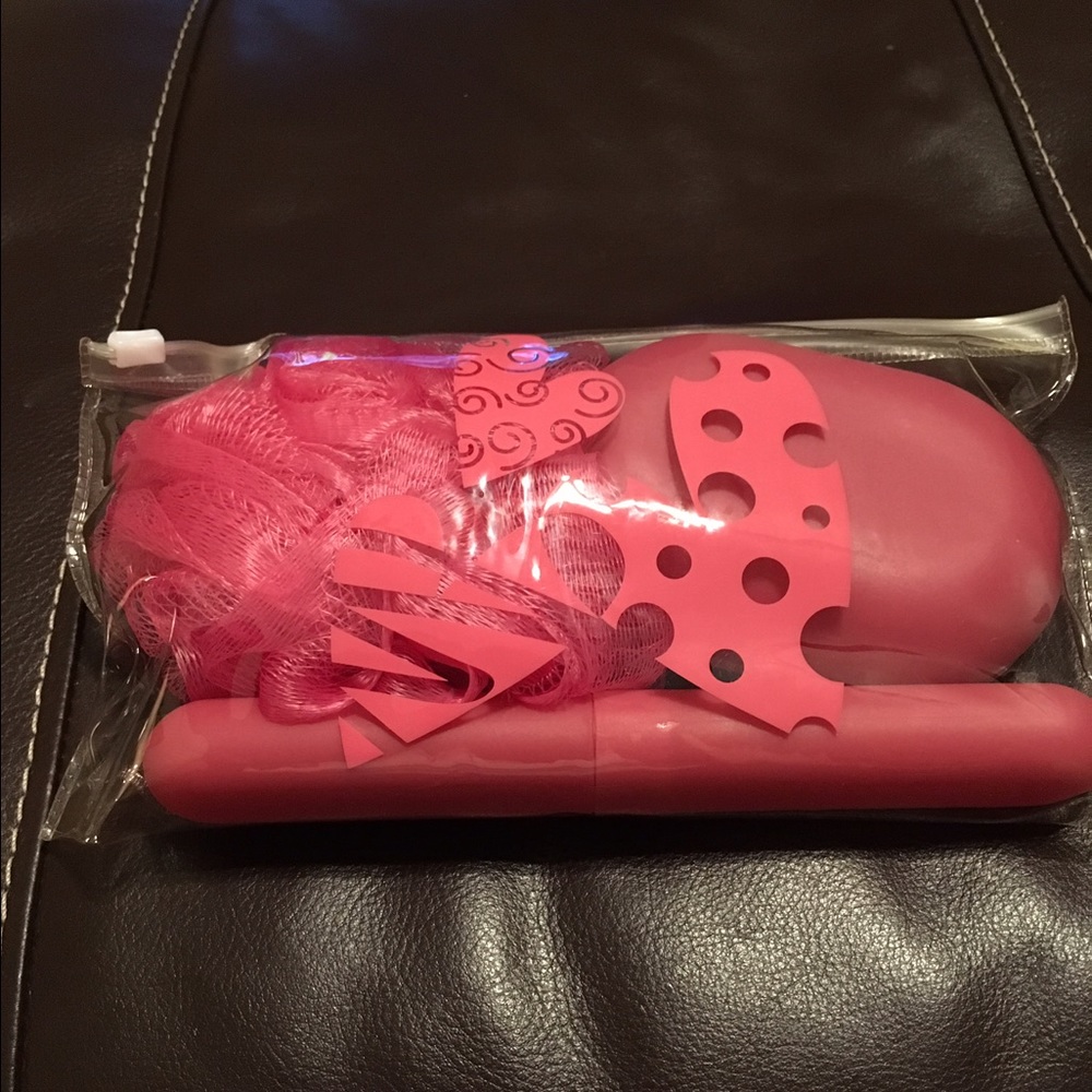 Nwot Avon Skin So Soft Travel Bath Set