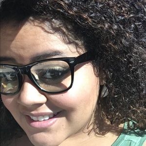 Meet your Posher, Monica