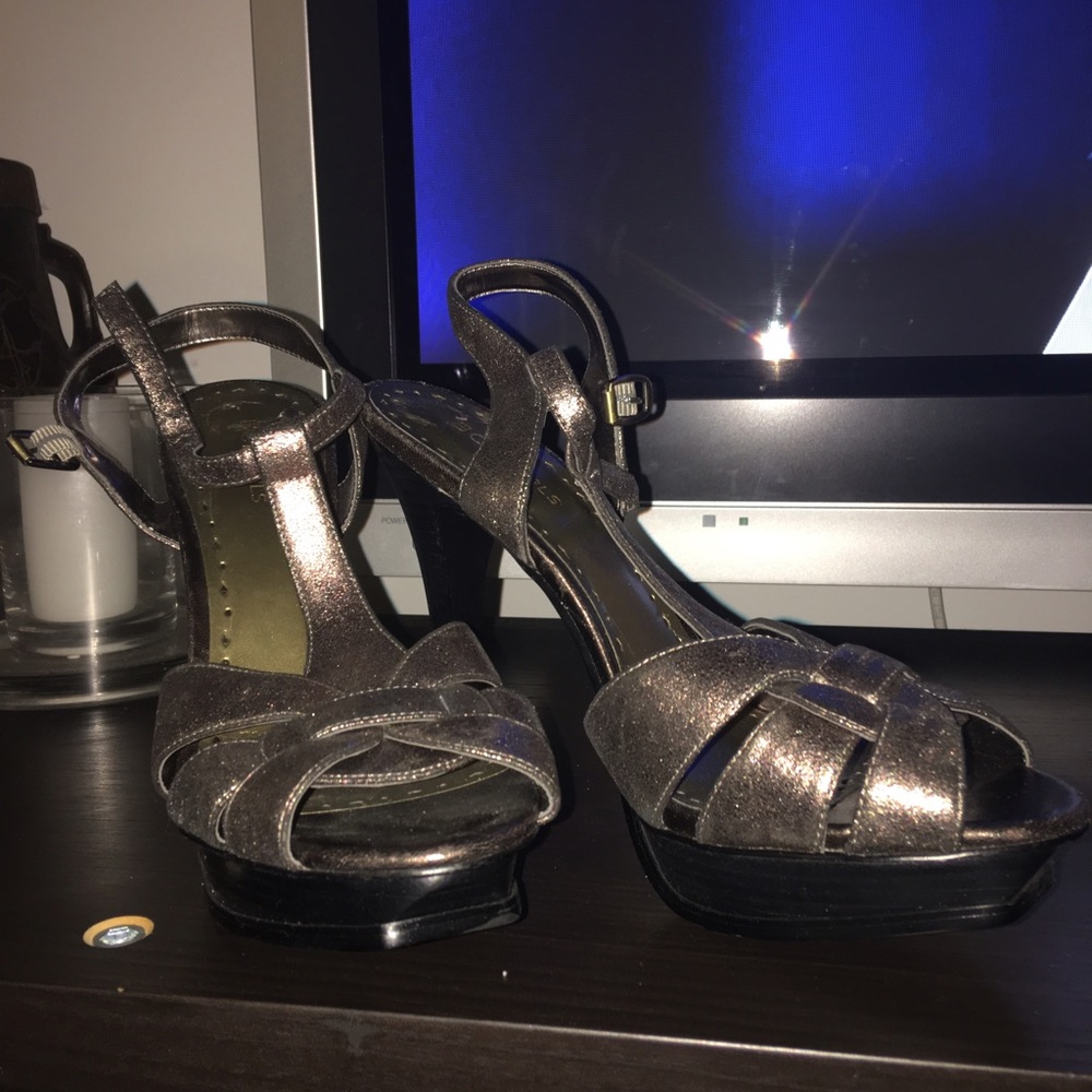 Bcbg new heels 👠color is black leather is dark gr
