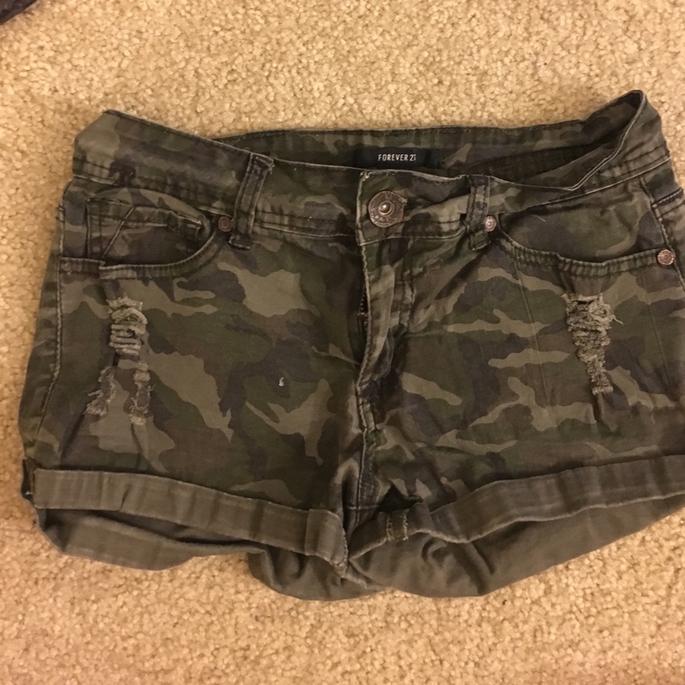 Camo print distressed Shorts