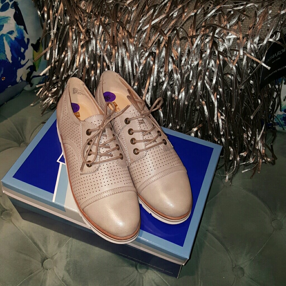 Oxfords- NWT Women's Distressed Grey - Picture 1 of 4