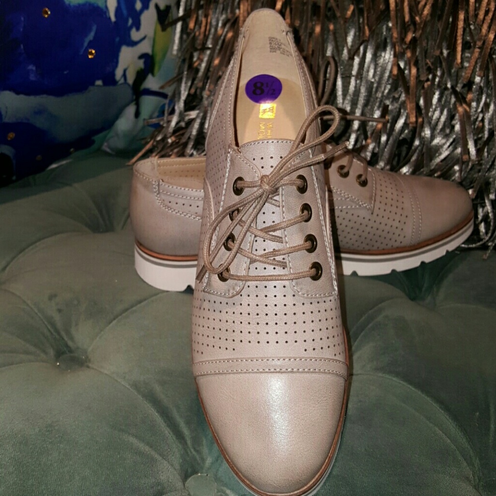 Oxfords- NWT Women's Distressed Grey - Picture 2 of 4
