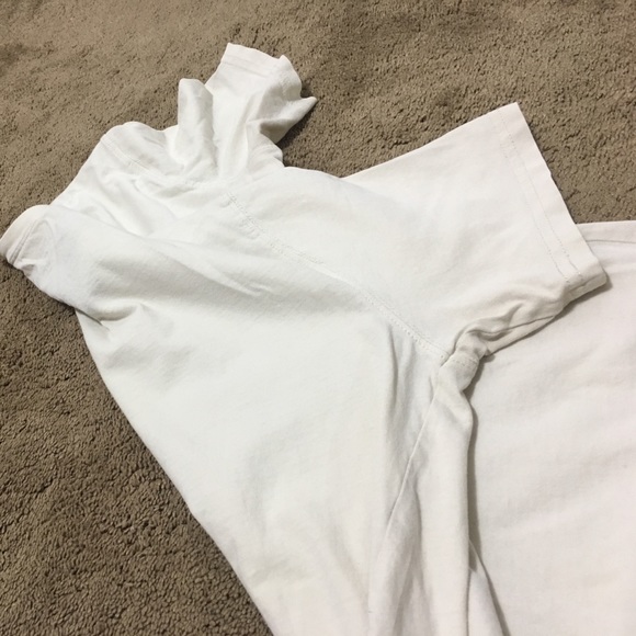 Express V-Neck - Picture 4 of 7