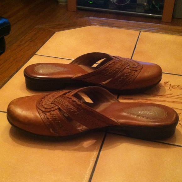 Cute Honey Brown Woven Accent Slip on Mules - Picture 3 of 4