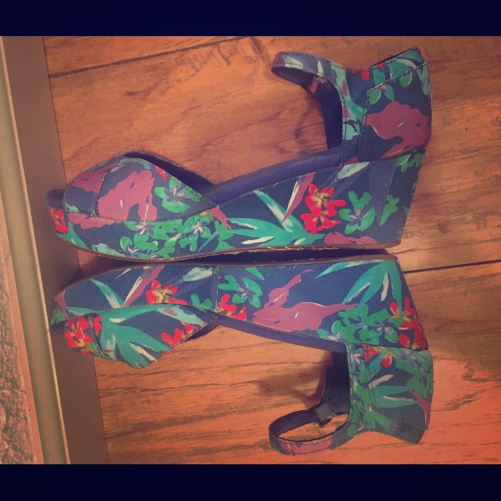 Toms barely worn US 9 platforms