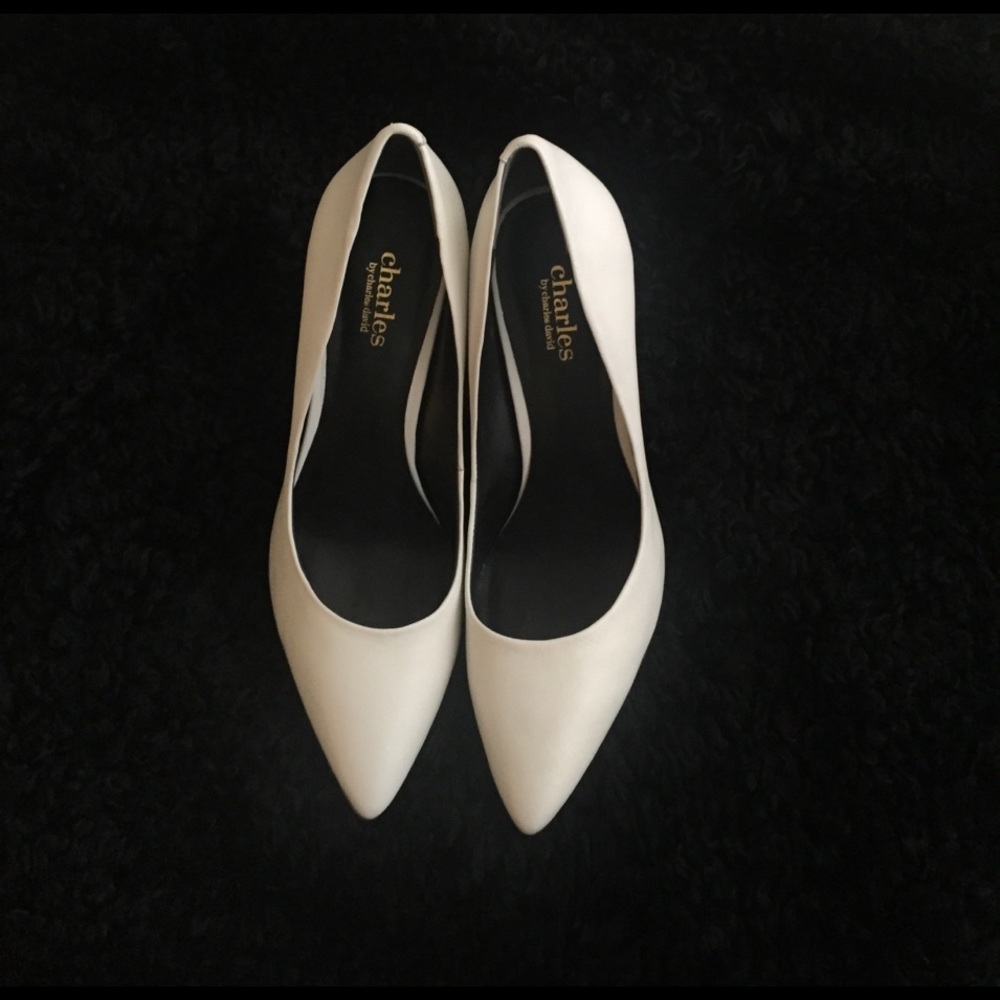 CHARLES DAVID VERY SEXY WHITE PUMPS