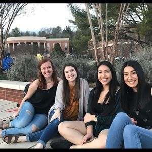 Meet your Posher, Laura