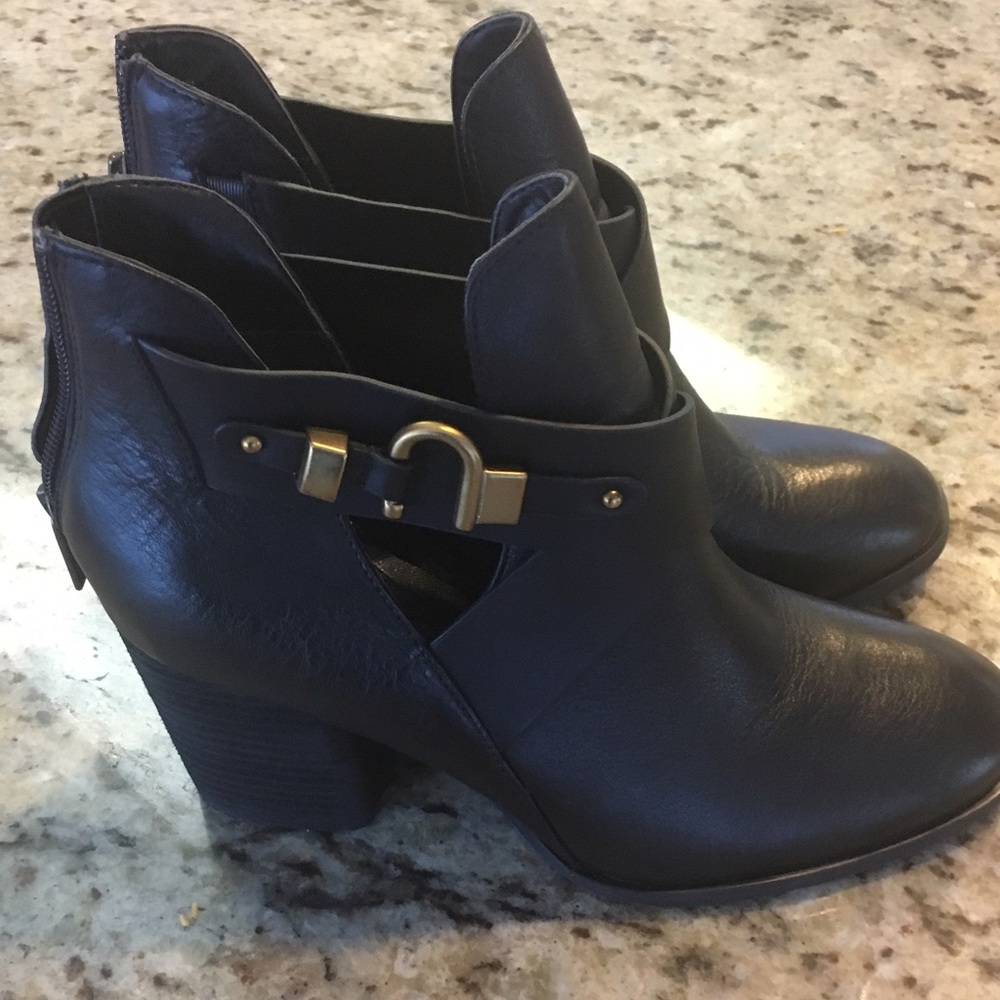 EEEUC Isola Ladora Split Shank Black Booties 9.5