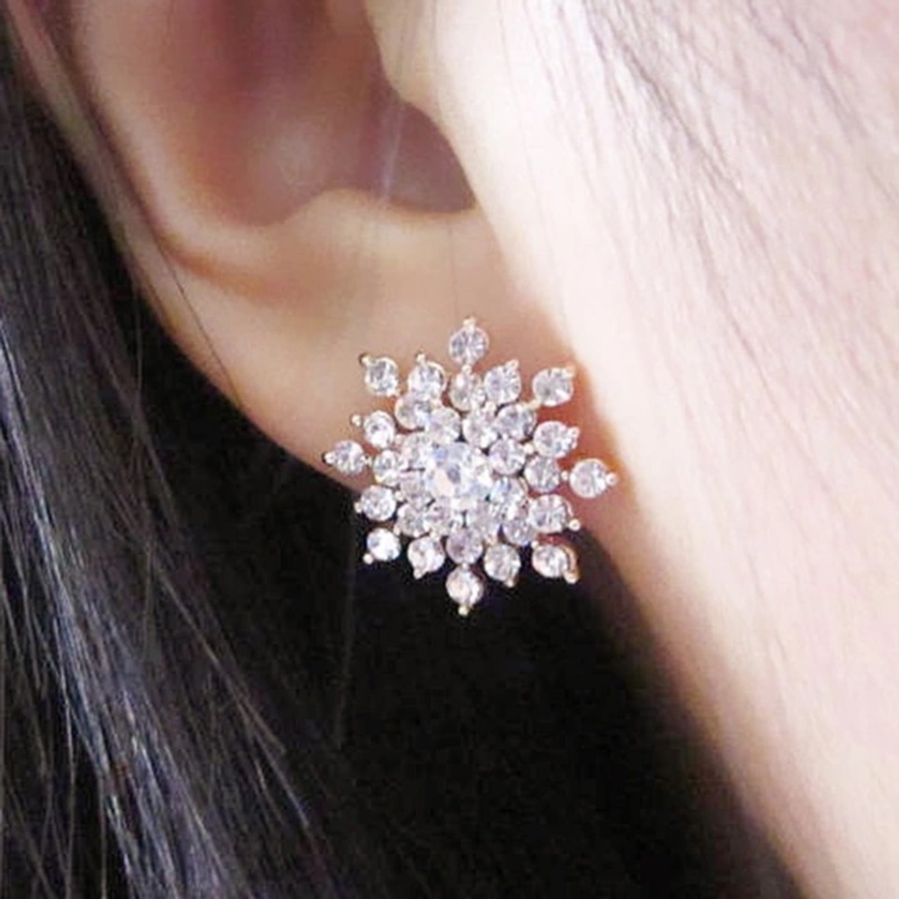 ✨Crystal snow flake [statement studs]✨ - Picture 2 of 4