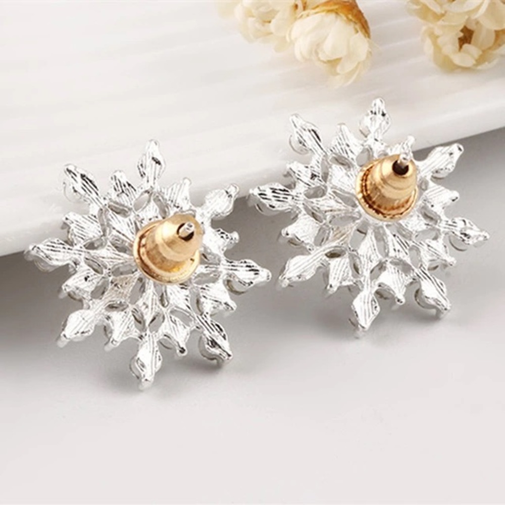 ✨Crystal snow flake [statement studs]✨ - Picture 3 of 4