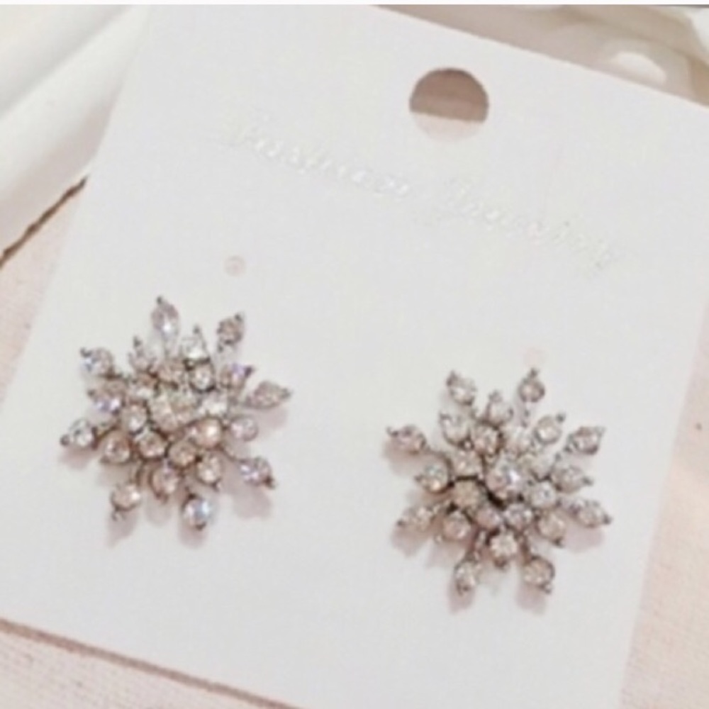 ✨Crystal snow flake [statement studs]✨ - Picture 4 of 4