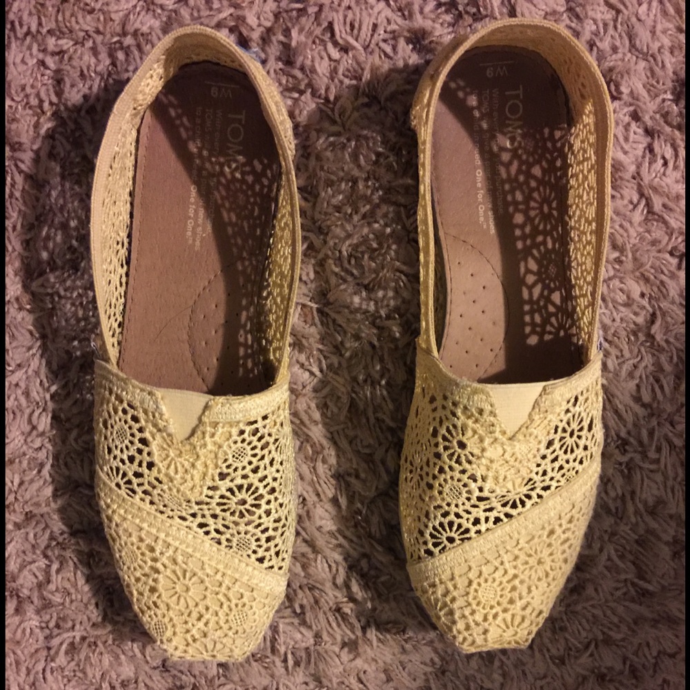 Yellow 'lace' Toms