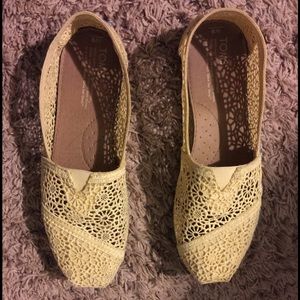 Yellow 'lace' Toms