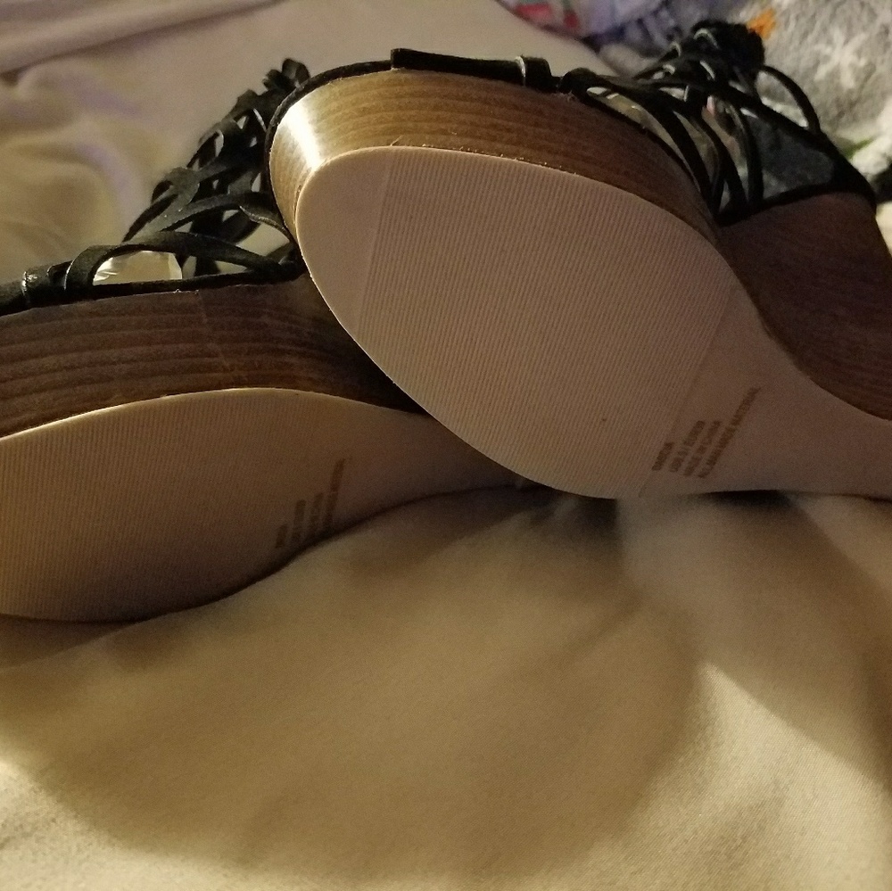 SOLD $30 - Shoes black strappy US 8.5M Suede - Picture 4 of 8