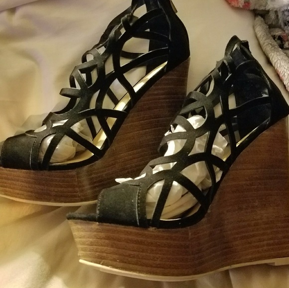 SOLD $30 - Shoes black strappy US 8.5M Suede - Picture 2 of 8