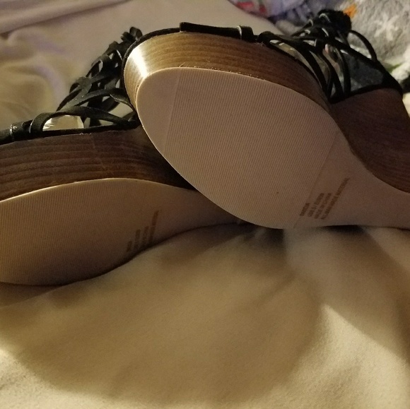 SOLD $30 - Shoes black strappy US 8.5M Suede - Picture 4 of 8