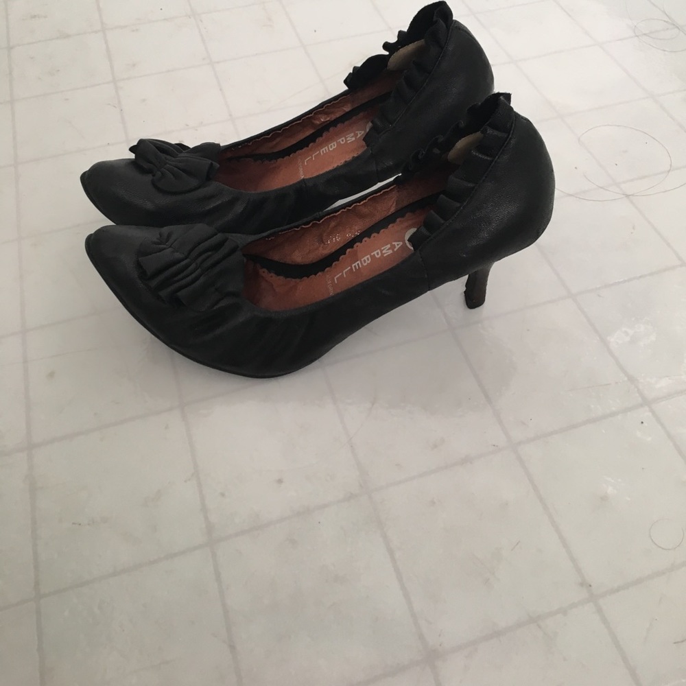 Black soft leather kitten heels w ruffle