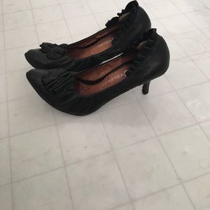 Black soft leather kitten heels w ruffle